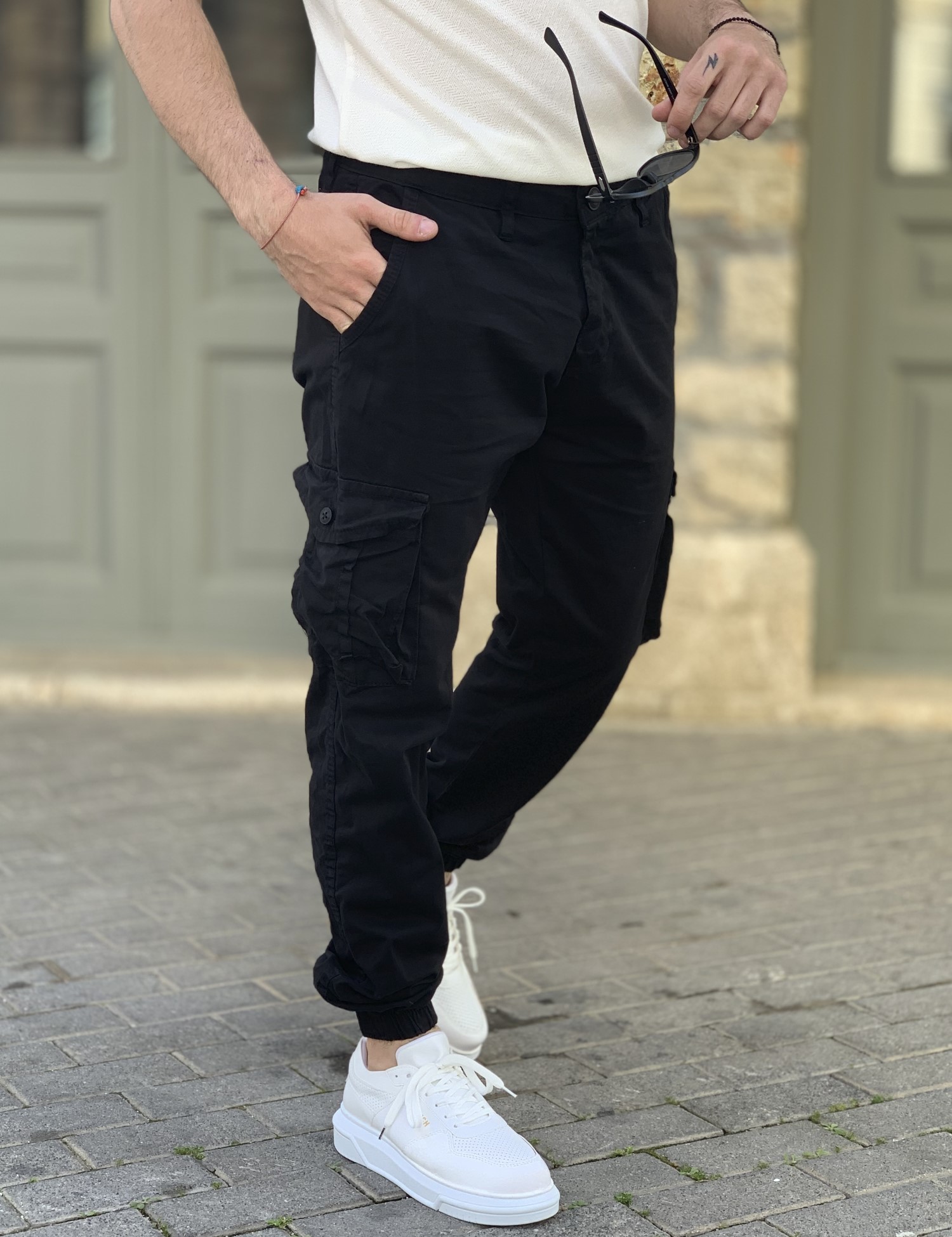 Ανδρικό μαύρο υφασμάτινο cargo παντελόνι 210922V φωτογραφία